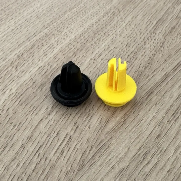 Avant / après : clip de garniture Tesla d'origine en noir et sa réimpression 3D en jaune, redessinée à l'identique