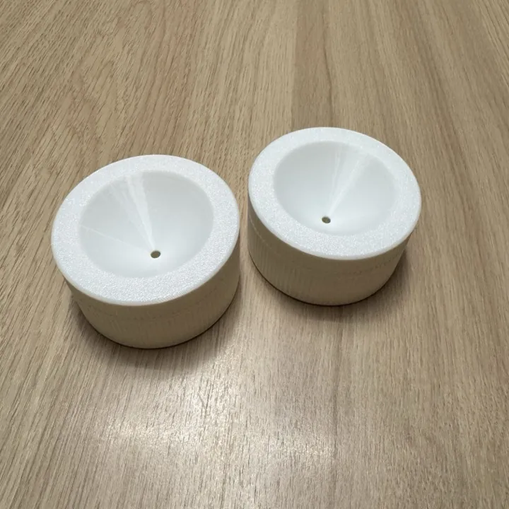 Deux bouchons de rechange imprimés en 3D, prêts à être posés