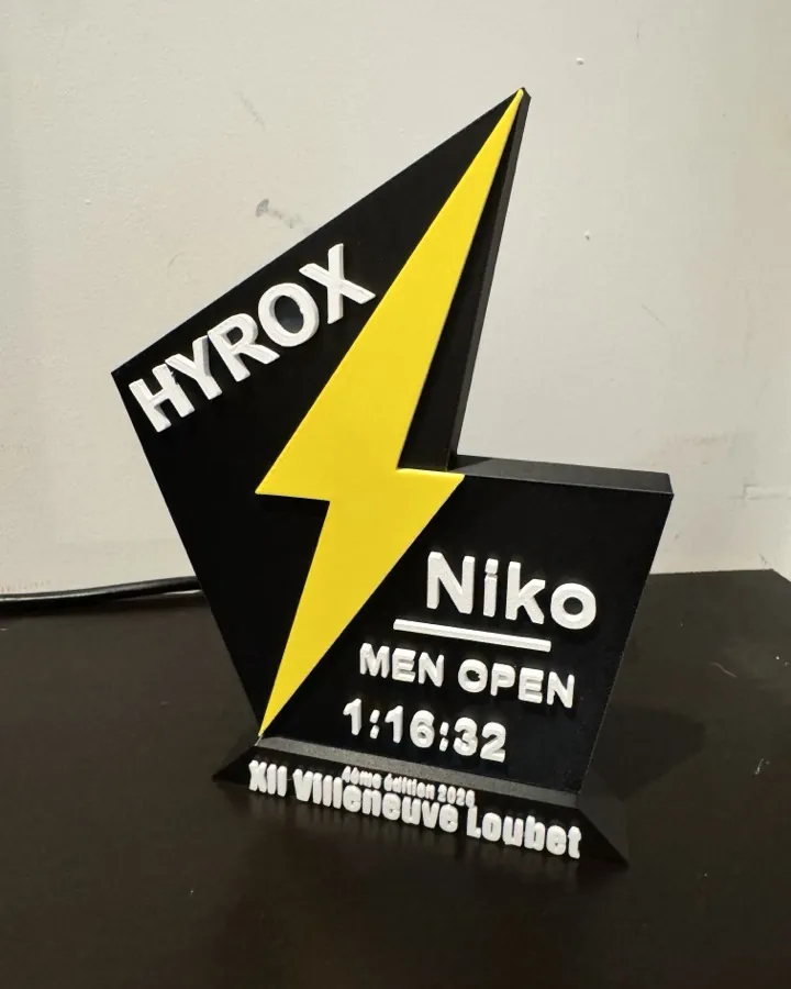 Trophée personnalisé imprimé en 3D en trois couleurs, texte en relief, réalisé dans notre atelier de Villeneuve-Loubet